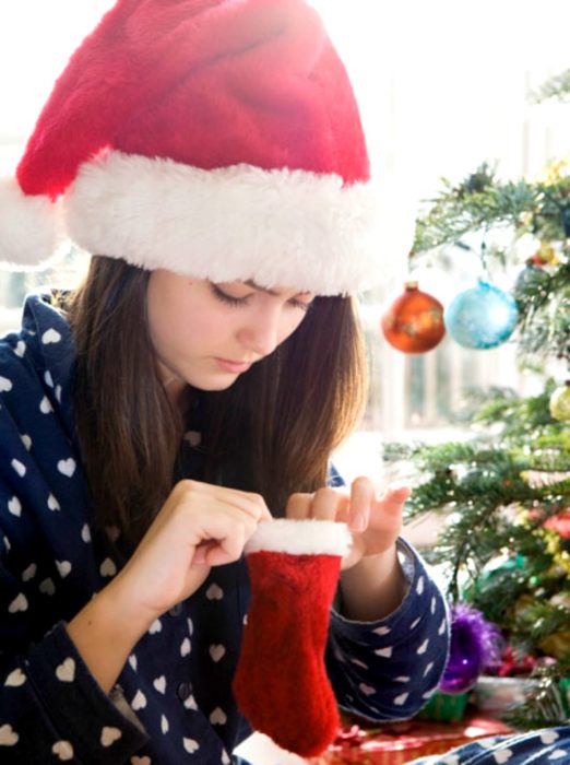 mujer con gorro navideño enojada 