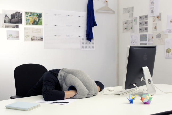 gorro para dormir en la oficina