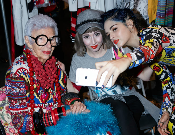 mujer anciana con lentes tomandose selfie con chicas 