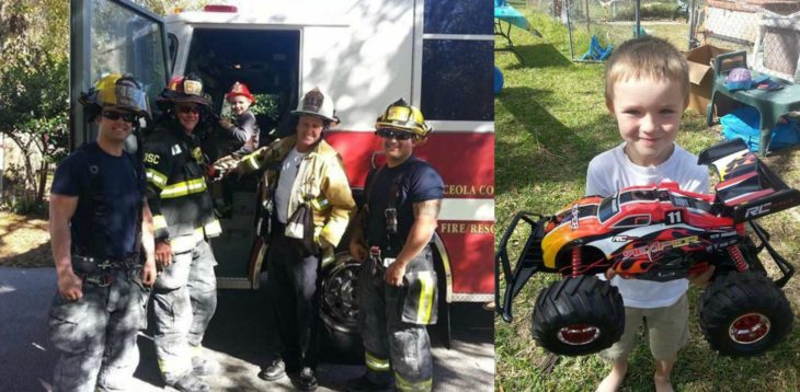 hombres bomberos junto a niño y juguete 