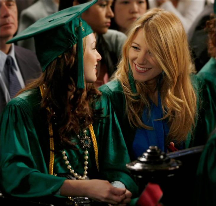 chicas con birrete y toga en graduación 