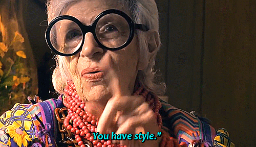 mujer anciana con lentes redondos gif 