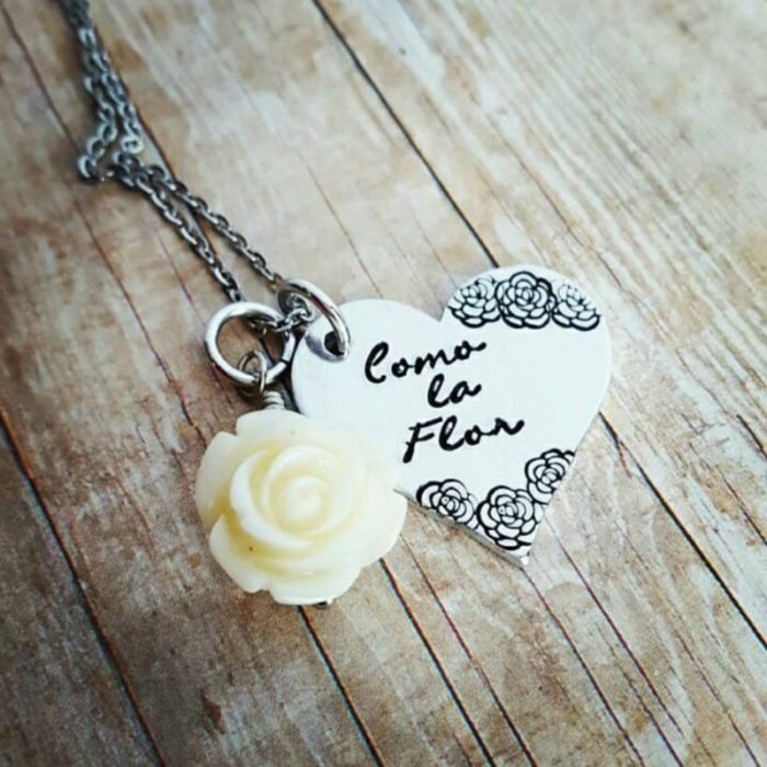 collar de corazón con una flor 