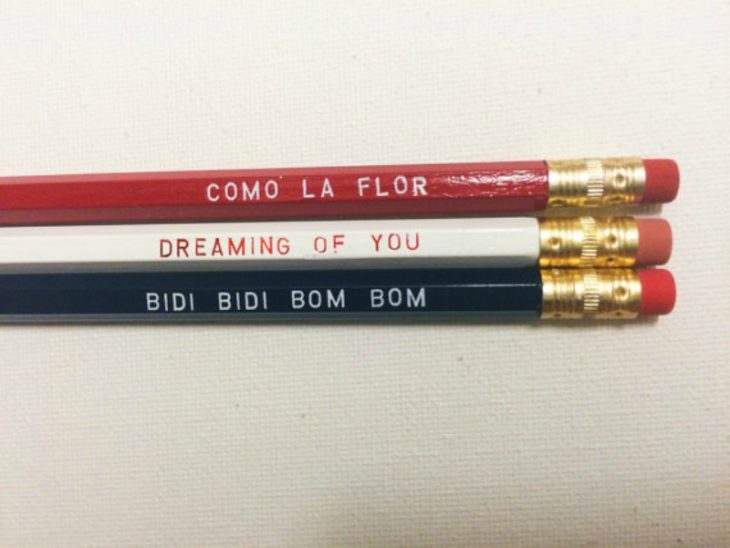 tres lapices de colores con frases de selena 