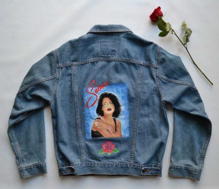 chamarra de mezclilla con pintura de selena quintanilla 