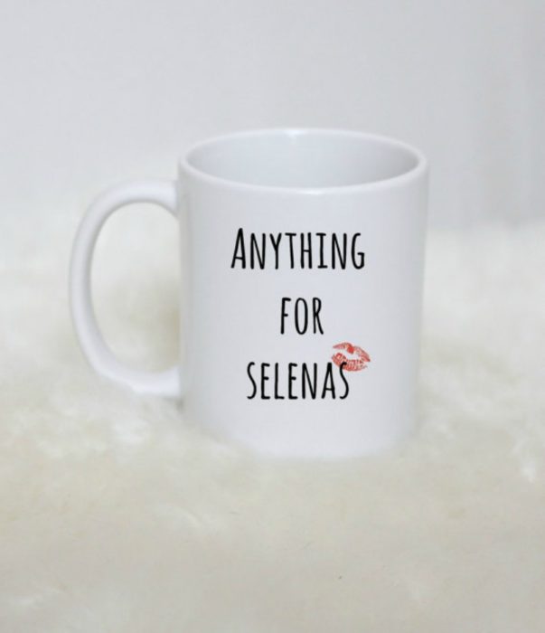 taza con frase de selena y beso