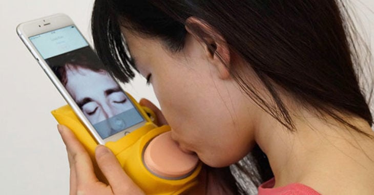Conoce Kissenger, el nuevo dispositivo para besar a la distancia