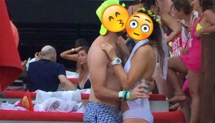hombre y mujer dándose un beso y emojis 