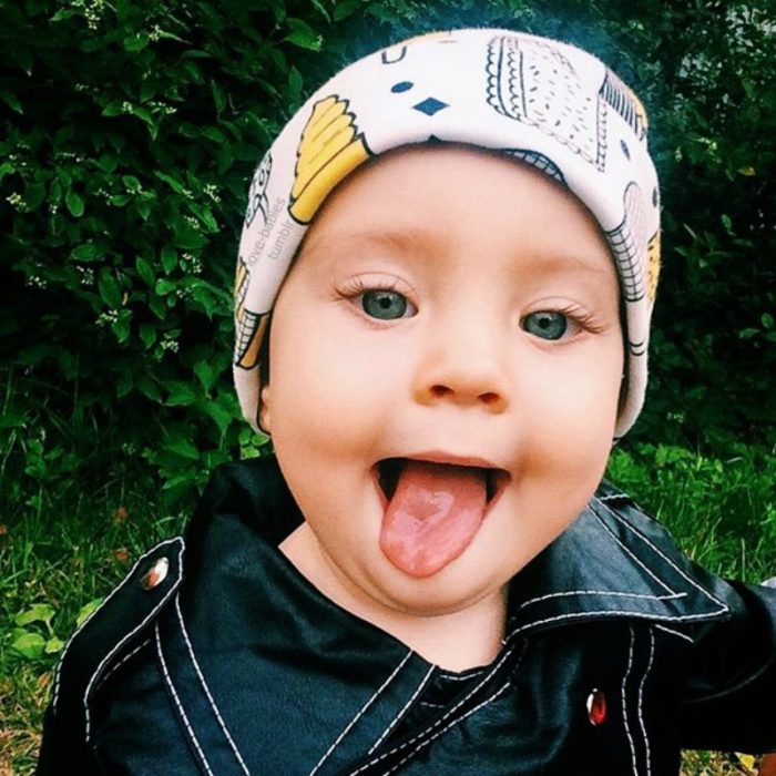 Bebe sacando la lengua con gorro 