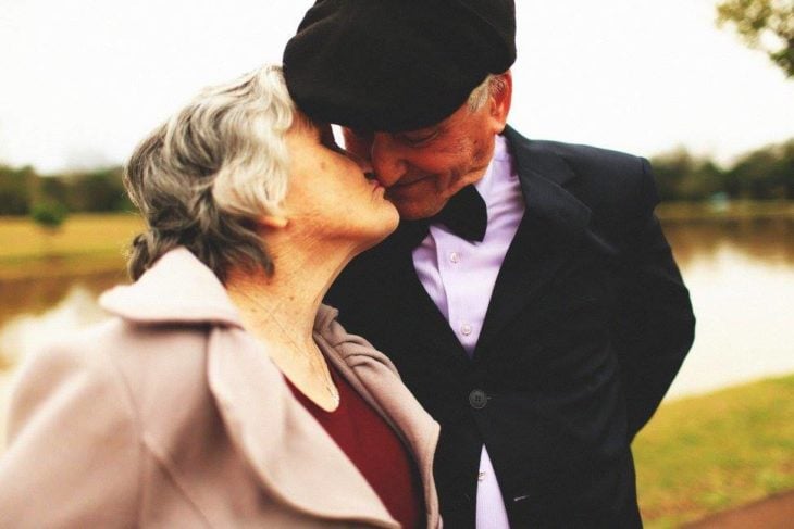 un beso de amor entre abuelos