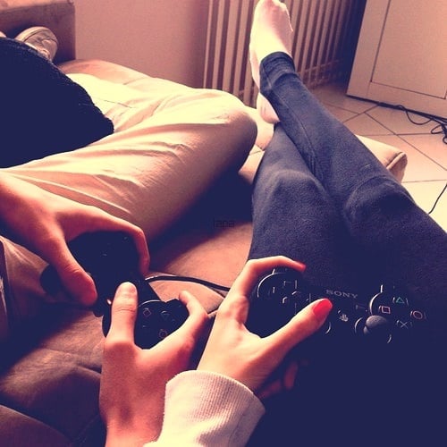 pareja jugando videojuegos