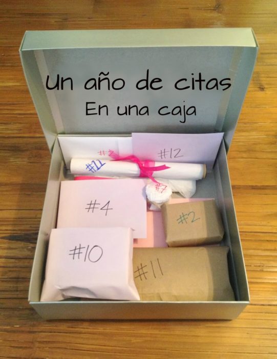 caja con regalos de 12 meses