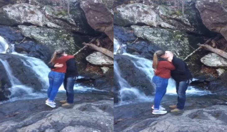 chica y hombre en una cascada 