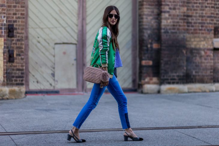 Chica caminando por la calle con tacones bajos