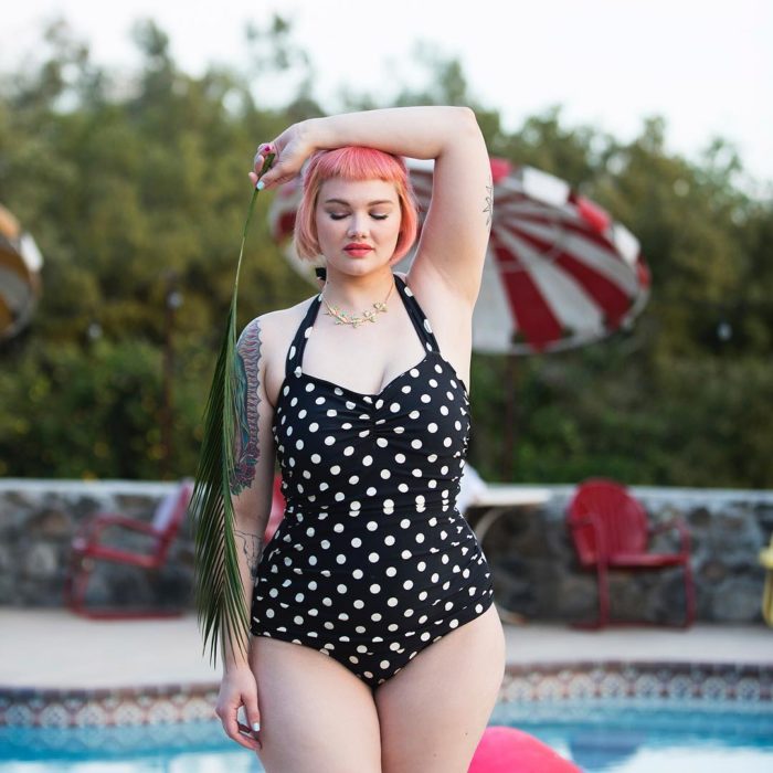 mujer con traje de baño en piscina 
