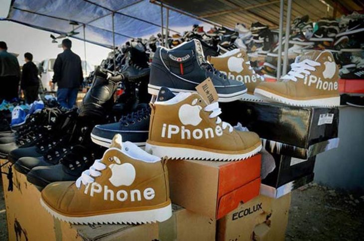 botas en cajas con marca iphone 