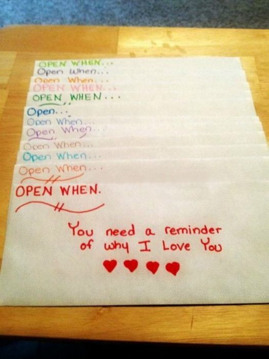 cartas con letras de colores y corazones