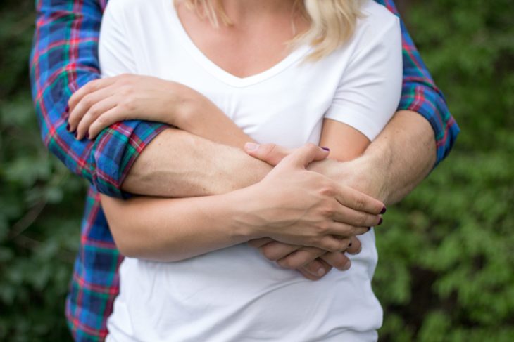 pareja de novios abrazados