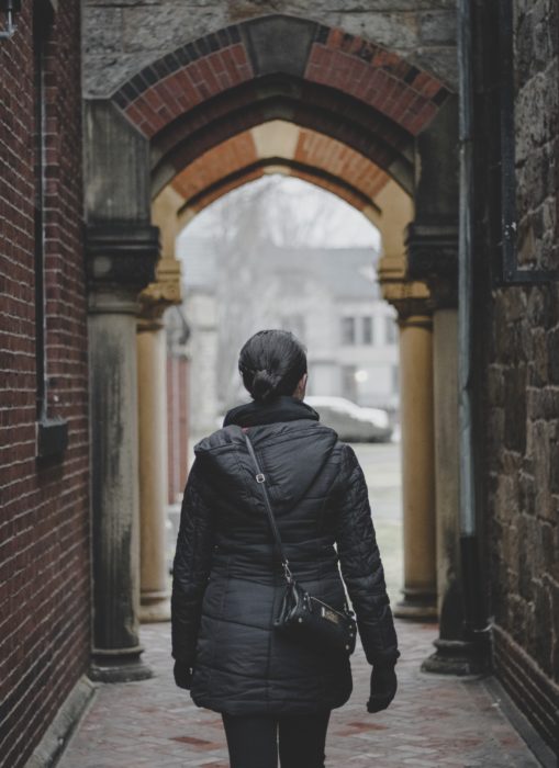 chica caminando por un pasillo