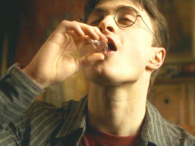 Harry Potter bebiendo pociones