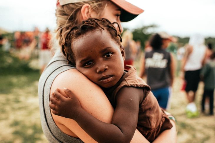 chica solidaria ayudando a niños