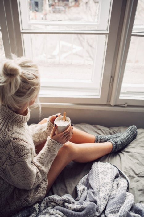 chica tomando café por la mañana