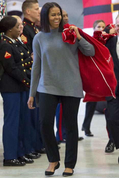 Michelle obama usando un sueter color gris 