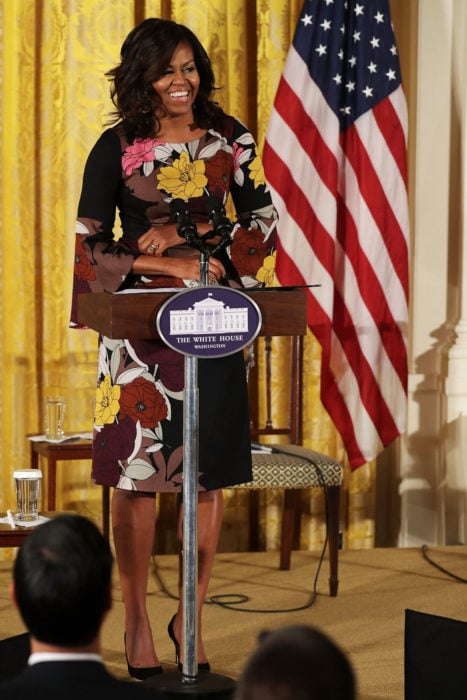 Michelle obama usando un vestido negro con flores 