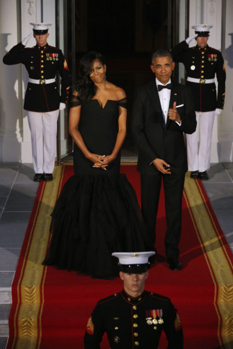 MICHELLE USANDO UN VESTIDO COLOR NEGRO DE VERA WANG