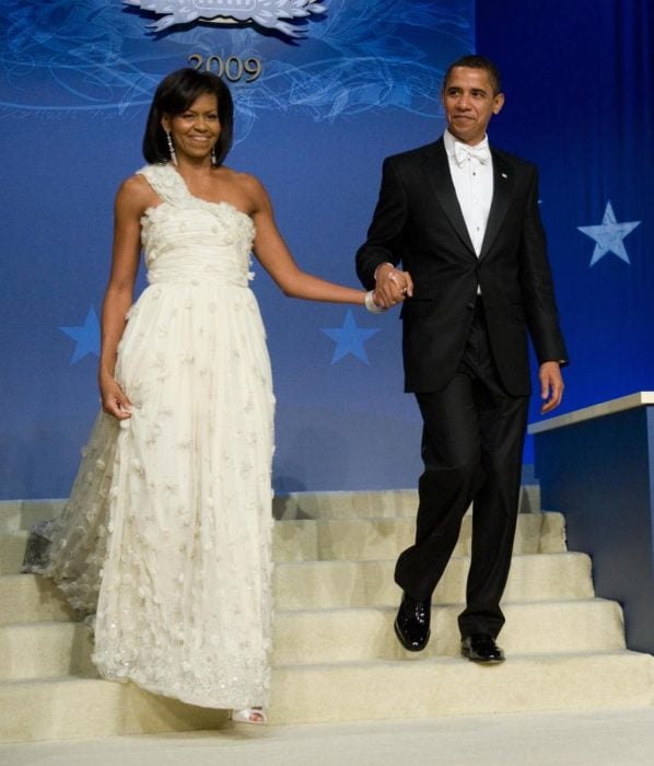 Michelle obama usando un vestido de color blanco en un baile 