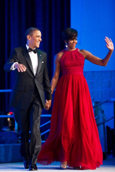 Michelle Obama usando un vestido color rojo