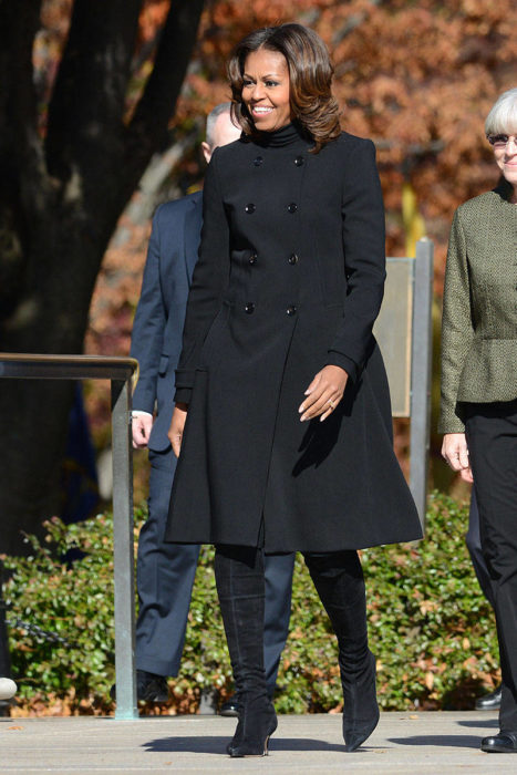 Michelle obama usando un abrigo negro 