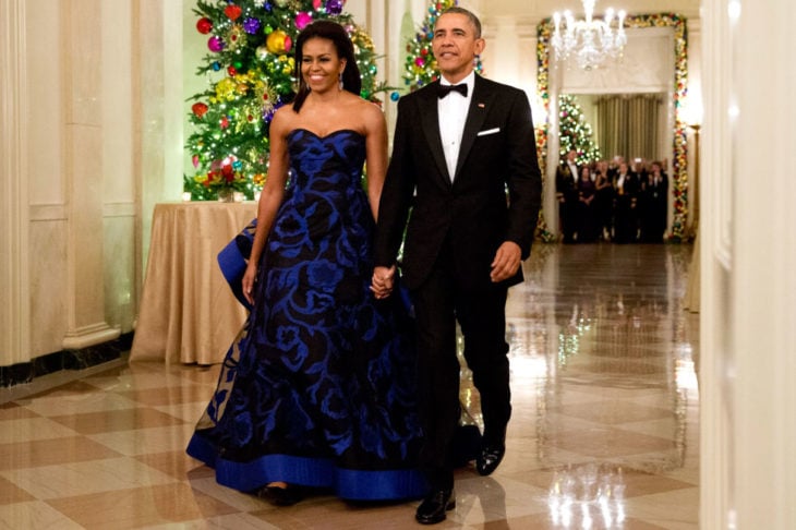 Michelle obama usando un vestido azul 
