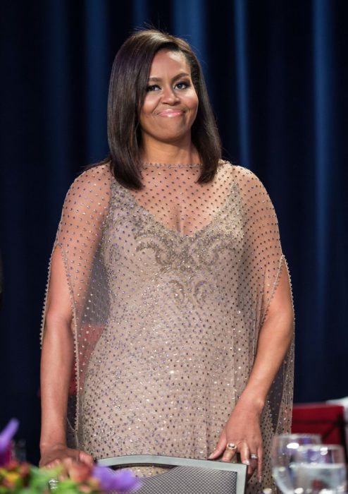 Michele Obama usando un vestido café 