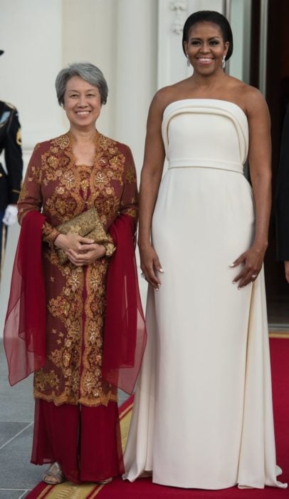 Michelle obama usando un vestido color hueso 