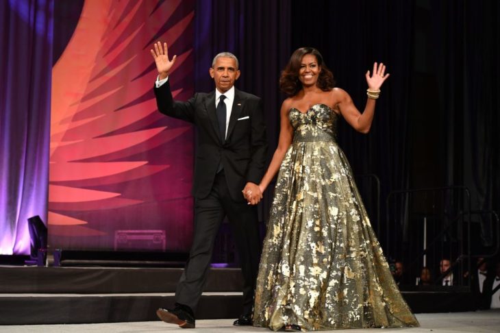 Michelle obama usando un vestido verde con con detalles metalicos