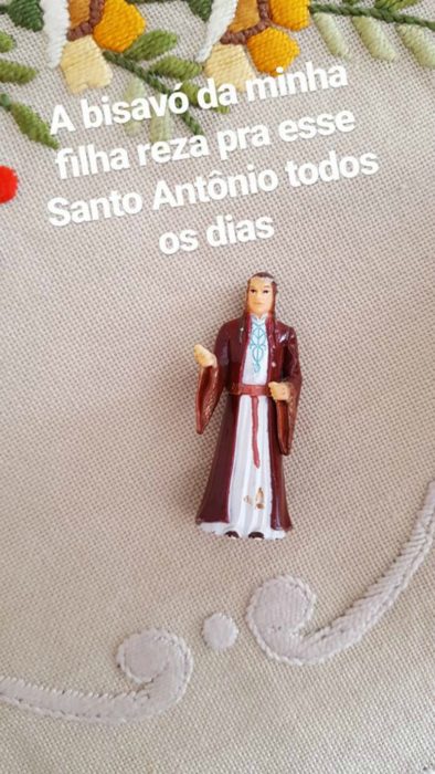 figura de santo con frase 