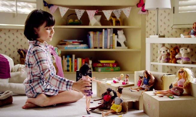 niña jugando con barbies