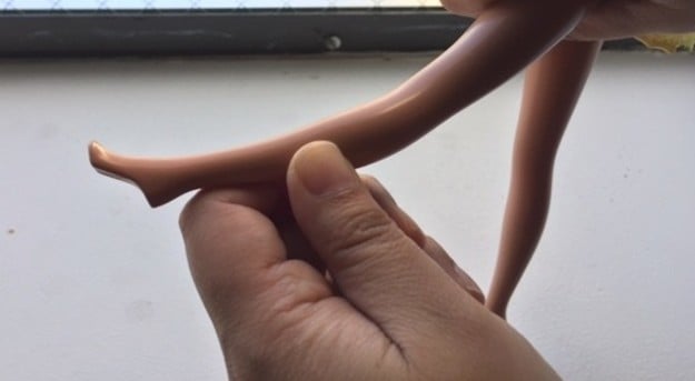 jugando con una barbie