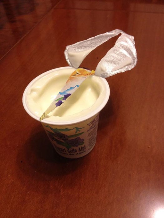 envase con yogur mal abierto