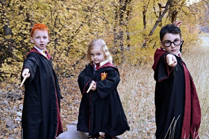 niños con capas de harry potter