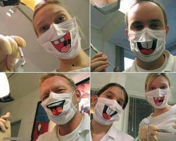 dentistas con cubre bocas y sonrisas