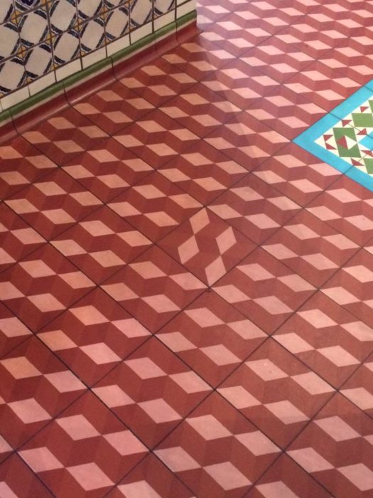 piso con mosaicos desorganizados