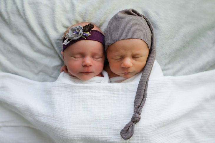 bebés recién nacidos con gorro y diadema