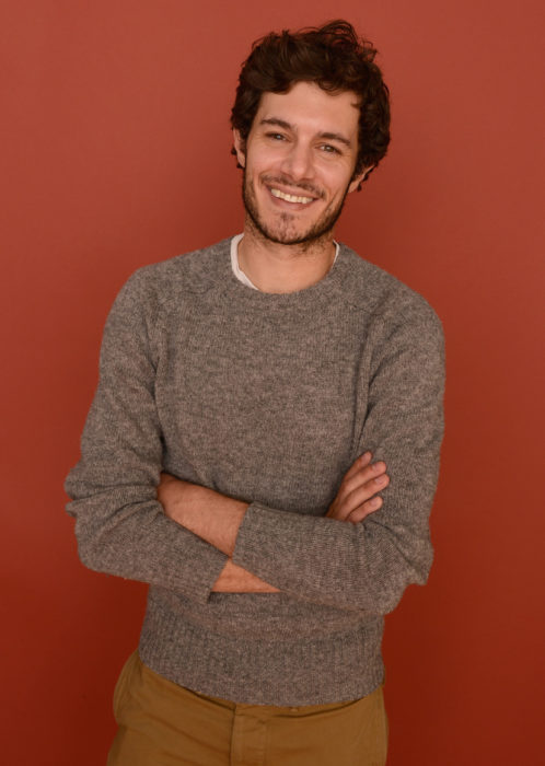 hombre de cabello negro con brazos cruzados 