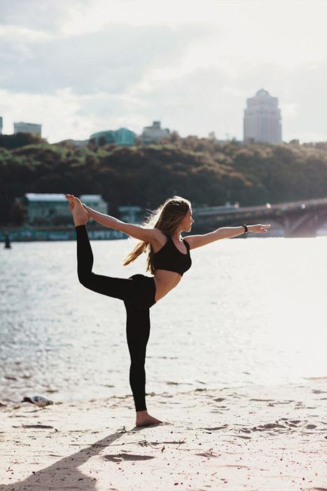 Chica practicando yoga