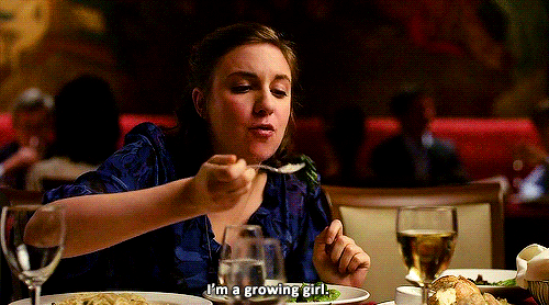 GIF chica comiendo ensalada
