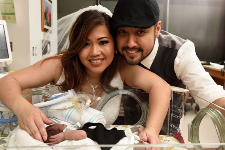 Pareja viendo a su bebé prematuro el día de su boda