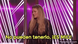 gif mujer rubia hablando por un microfono 
