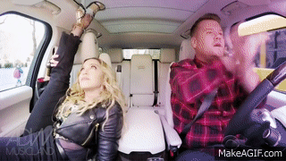 gif personas en un coche bailando y cantando 